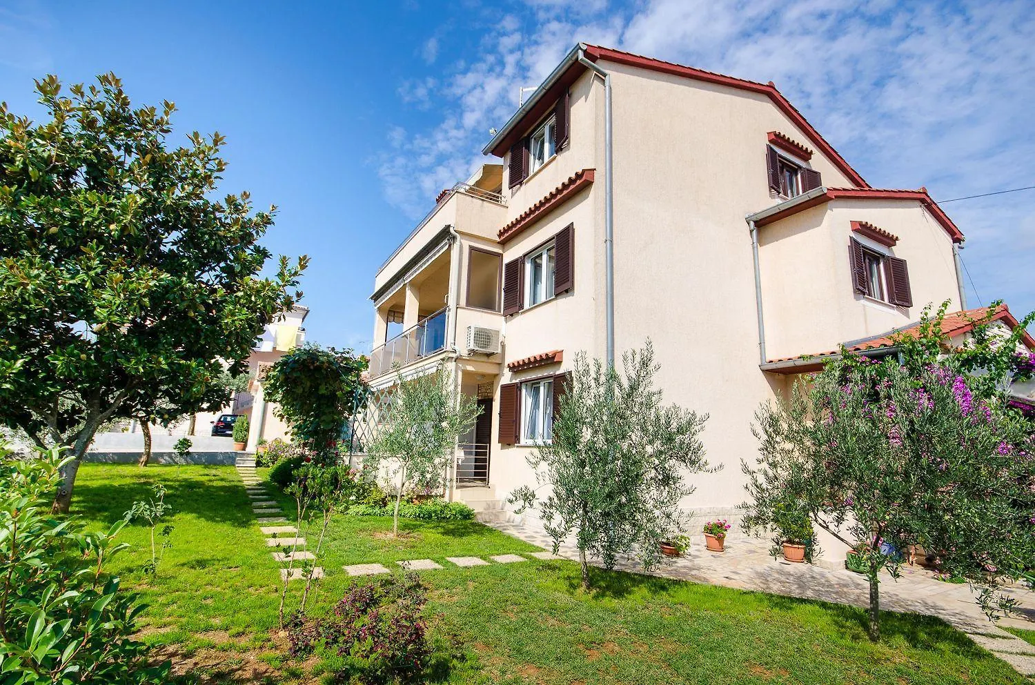 Helles Apartment Nur 20 Minuten Zum Strand Mit 2 Terrassen Rovinj